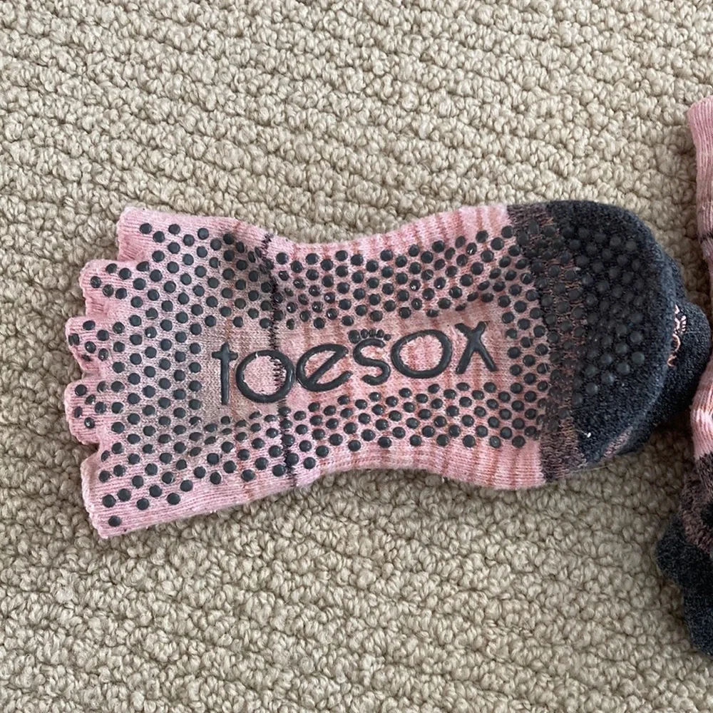 Toesox Half Toe Low Rise Grip Socks Size Medium Light Pink Barre Pilates EUC